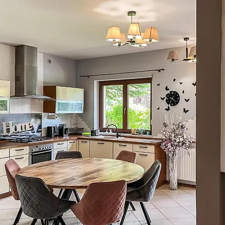Five Bedroom Cozy In