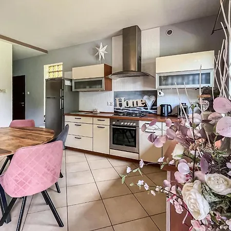 Five Bedroom Cozy In Casa de Férias *