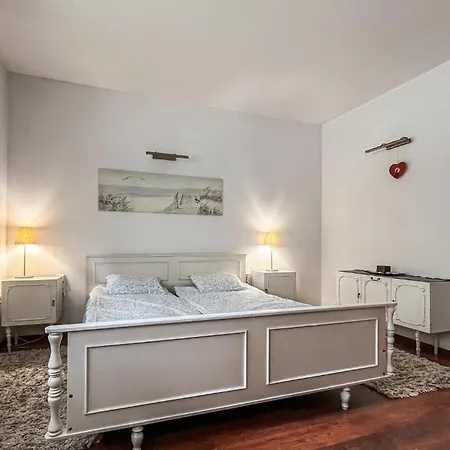 Five Bedroom Cozy In